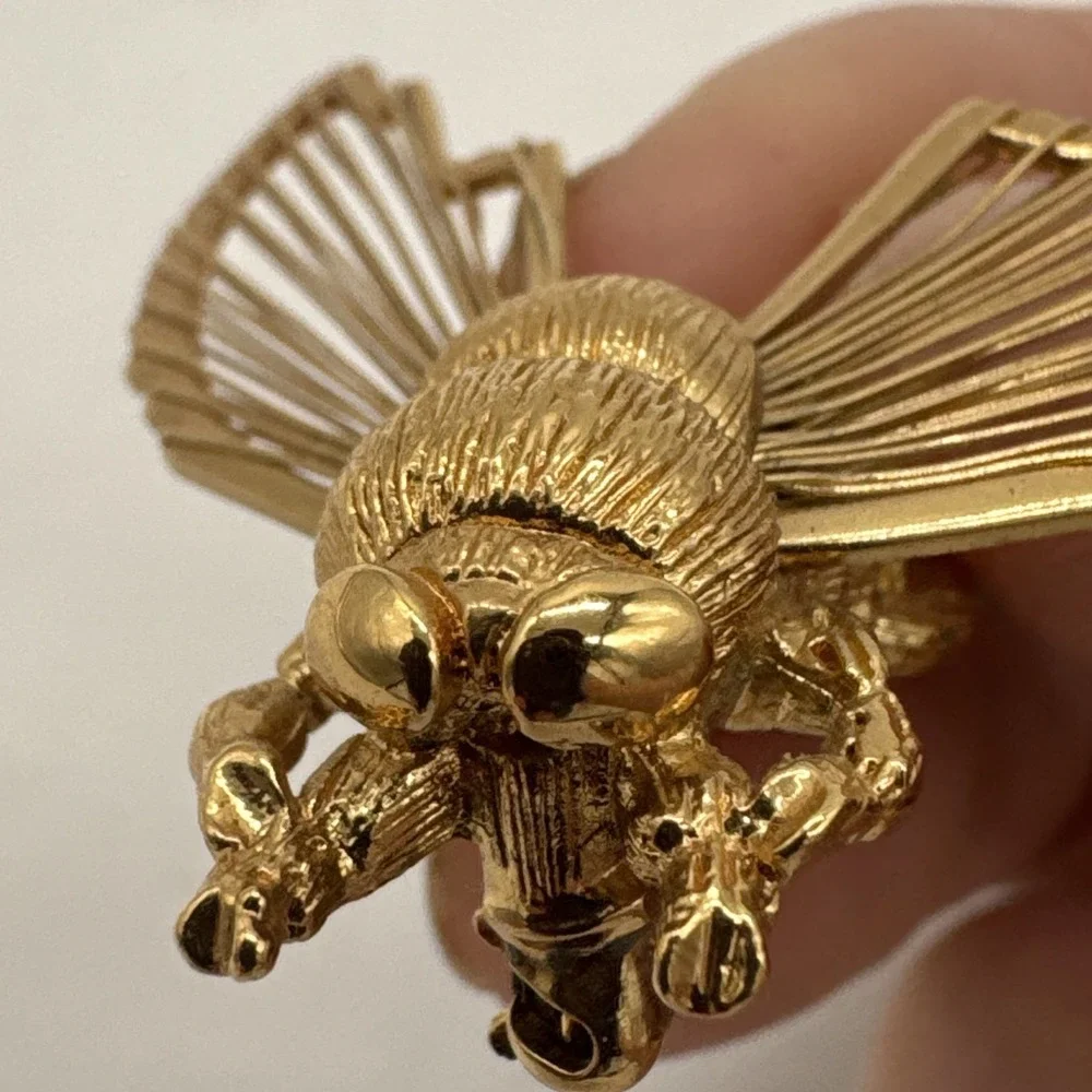 Monet Bumble Bee Brooch Gold Tone Honey Bee Insect Wire Filigree Wings 1.5
